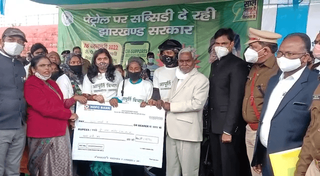 मंत्री चंपई सोरेन ने तिरंगा फहराया, पेट्रोल सब्सिडी योजना के लाभुक हुए लाभान्वित