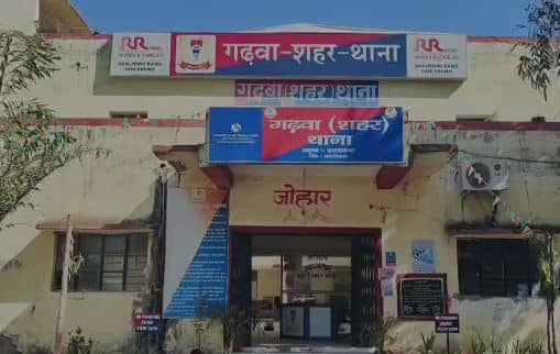 नाम बदलकर प्रेमिका से मिलने पहुंचा था प्रेमी, घरवालों ने पकड़कर जमकर कर दी पिटाई, देखें वीडियो