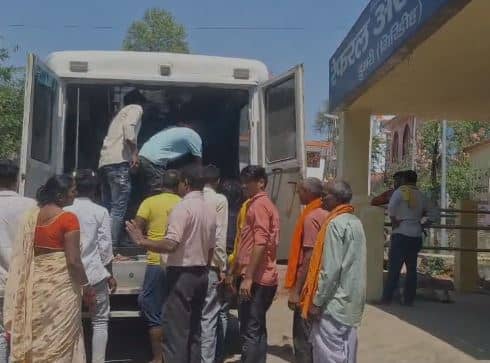 अज्ञात वाहन के चपेट में आने से बाइक चालक घायल, धनबाद रेफर 