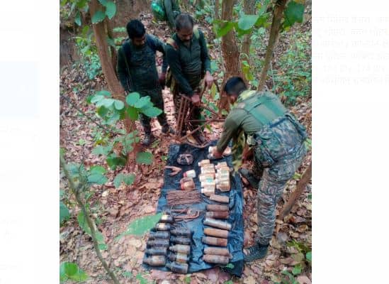 सारंडा के जंगल में सुरक्षाबलों की कार्रवाई, छिपाए गए LMG मैगजीन समेत कई सामान बरामद, विस्फोटक किया गया नष्ट