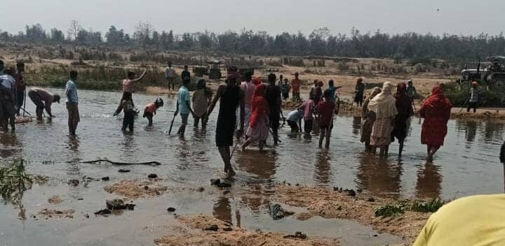 बोकारो: दामोदर नदी में बालू की बड़े पैमाने पर हो रही तस्करी, असनापानी में गहराया जलसंकट, ग्रामीण कार्रवाई की कर रहे मांग