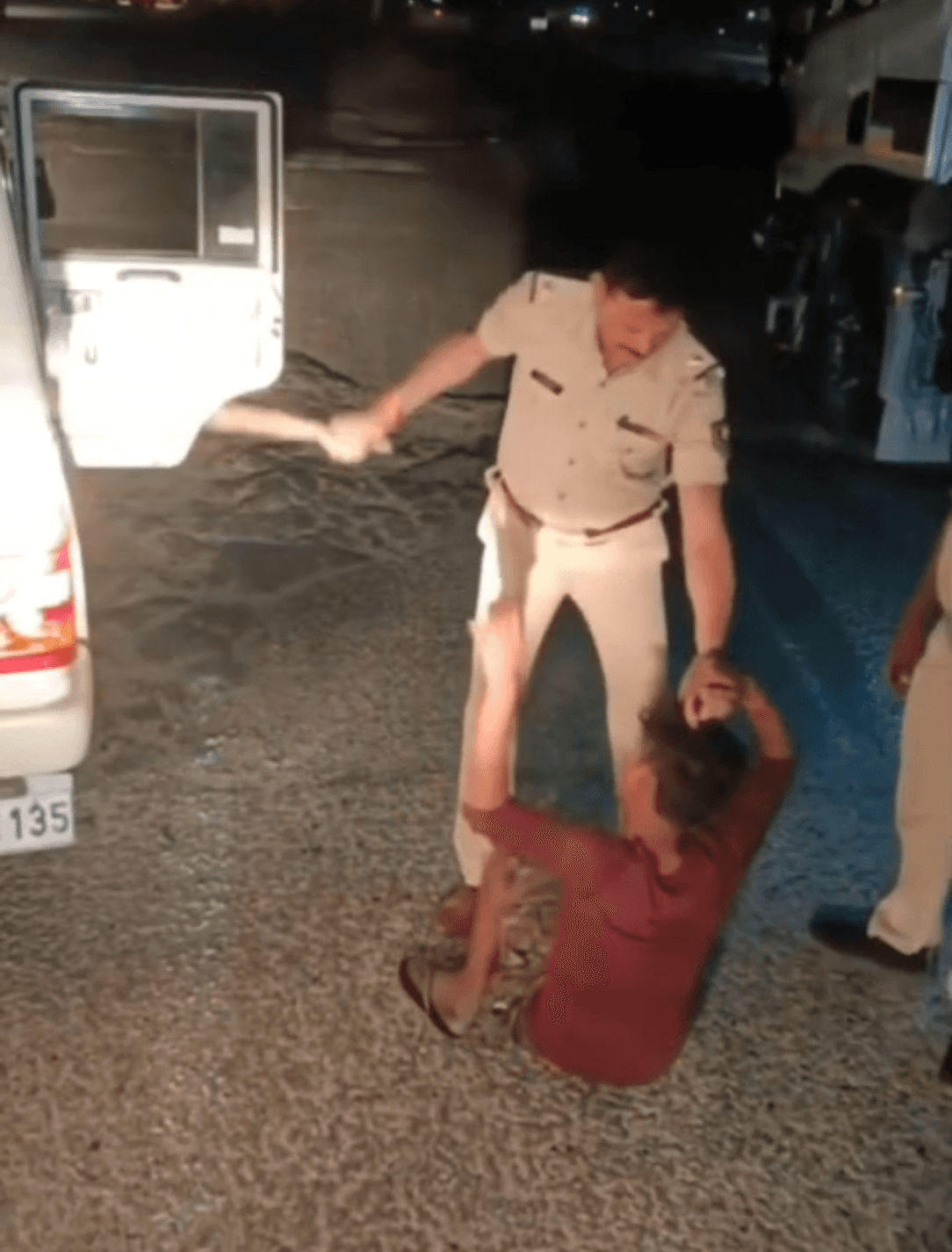 वर्दी की बेरहमी! एएसआई ने ट्रक चालक की जमकर की पिटाई, वीडियो वायरल होते ही एसपी ने की यह कार्रवाई