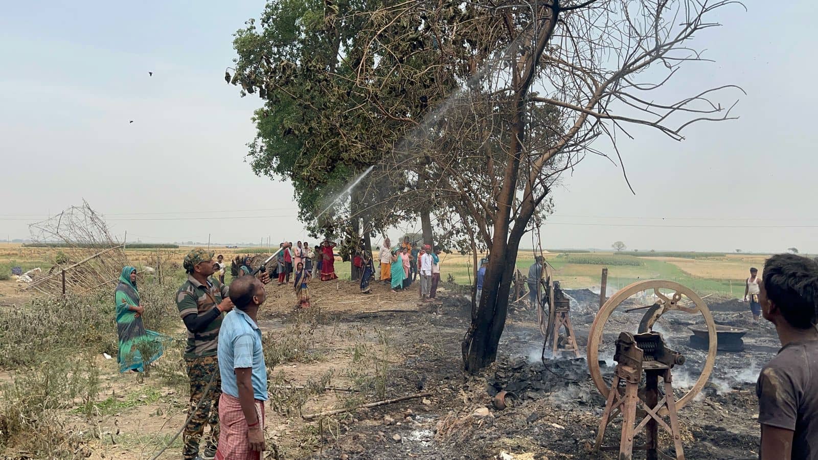 मोकामा में आगलगी की घटना में 40 घर जले, कई मवेशियों की मौत, ग्रामीणों के भी झुलसने की खबर