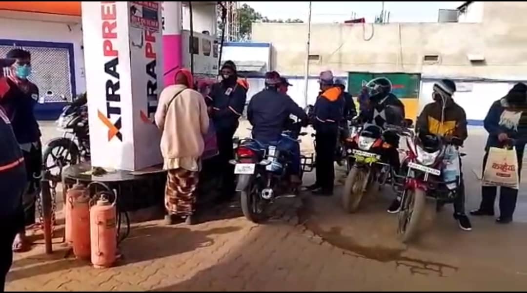 सब्सिडी का सच:  बिना पेट्रोल भराएं 540 लोगों के खाते में भेजा गया सब्सिडी, 10 लोगों को डीसी ने दिया प्रमाण-पत्र  