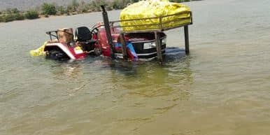 सोन नदी में डूबा शराब लदा ट्रैक्टर, उत्तर प्रदेश से जा रहा था बिहार