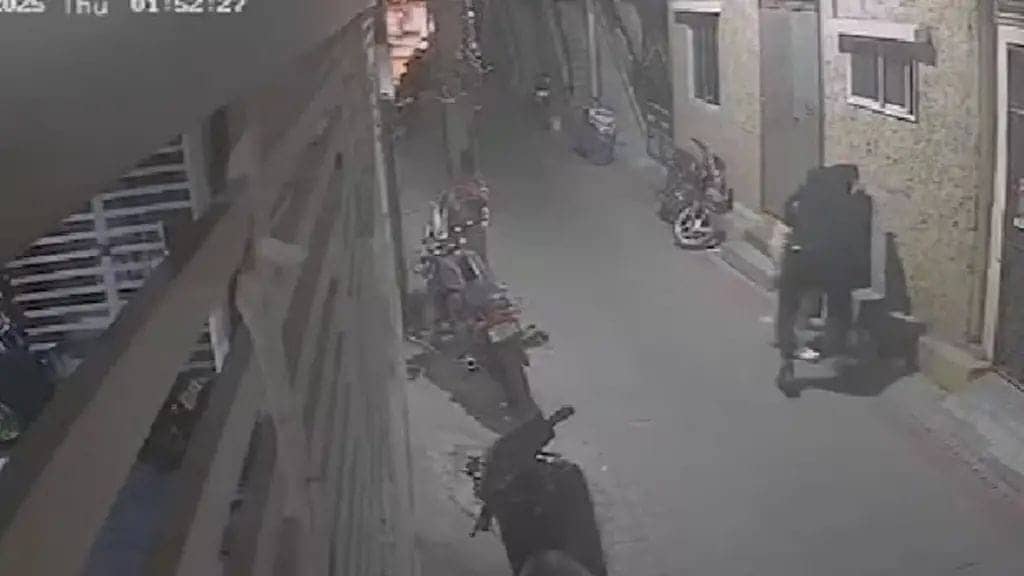 बेंगलुरु में राह चलते लड़की को मनचले ने छेड़ा, चिखने-चिल्लाने पर हुआ फरार, घटना सीसीटीवी में कैद