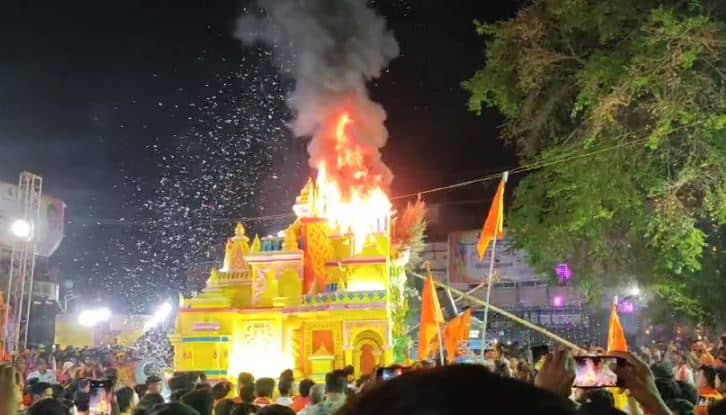 रामनवमी जुलूस के दौरान झांकी के प्रारूप में लगी आग, मची अफरातफरी