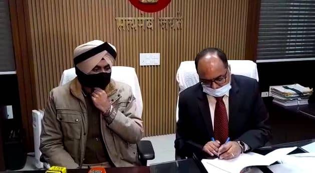 छात्र आंदोलन के बीच कोचिंग संस्थान के संचालकों के साथ डीएम और एसएसपी ने की बैठक