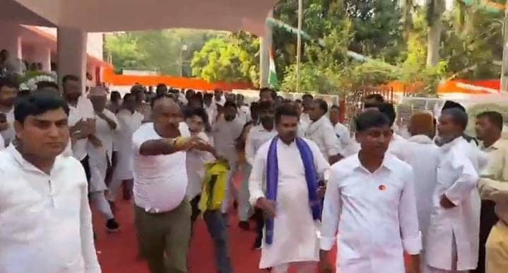 BREAKING:राहुल गांधी की मौजूदगी में एक दूसरे से भिड़ गये कांग्रेस नेता, जमकर चले लात-घूंसे, नाराज होकर निकल गये राहुल गांधी