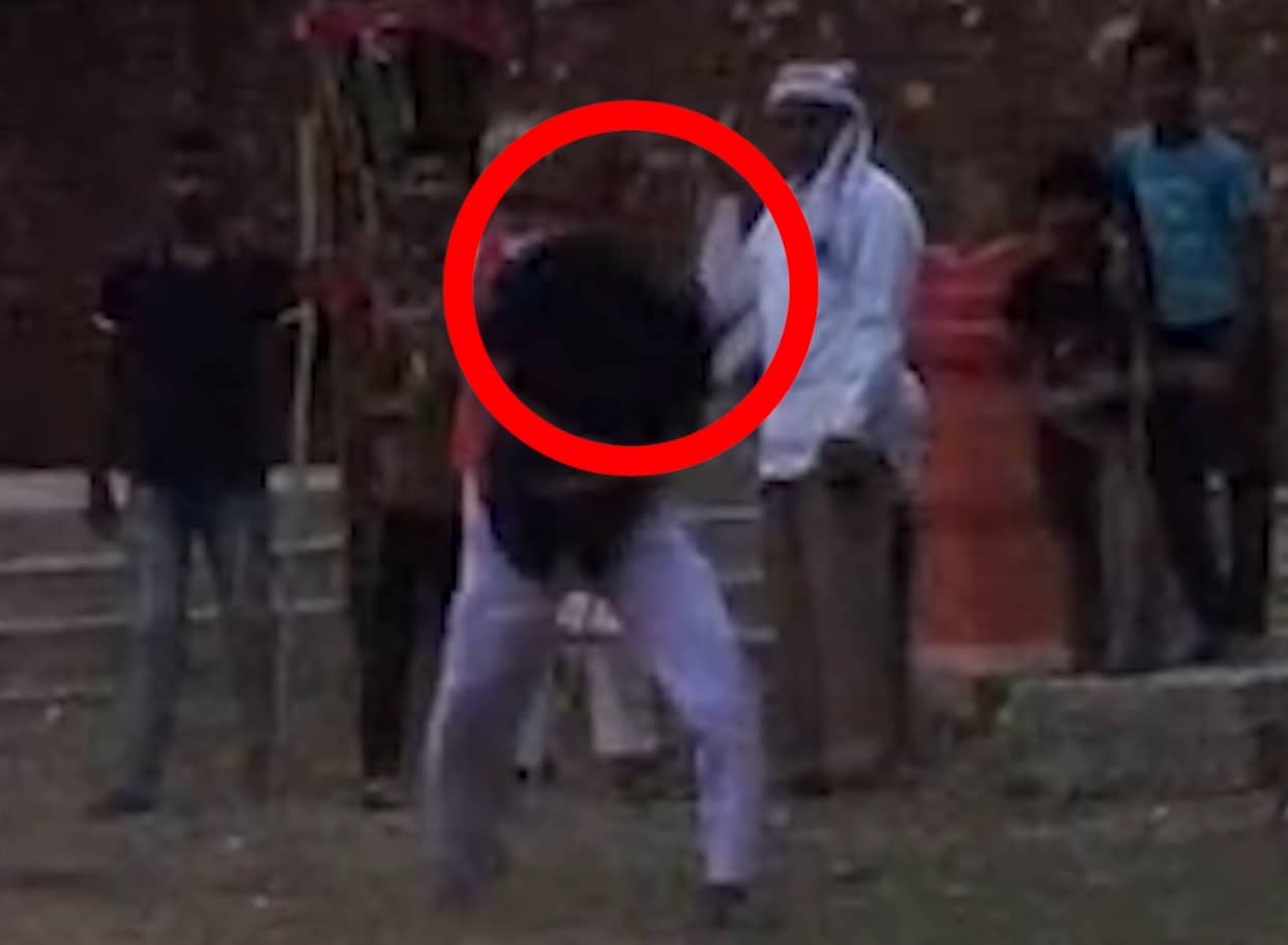 रामनवमी पर मंदिर के पास खेल रहे थे अखाड़ा, अचानक पड़ गया दिल का दौरा, हो गयी मौत, देखिए Live Video