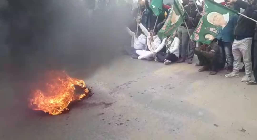 RRB NTPC Protest: परीक्षा में धांधली को लेकर बिहार बंद , टायर जलाकर किया  सड़क  जाम