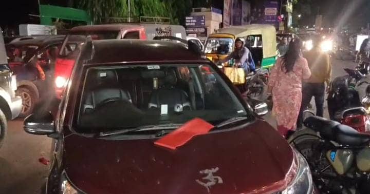 बीच सड़क पर एमजीएम मेडिकल कॉलेज के प्रिंसिपल ने खड़ी कर दी कार, जाम में फंसा रहा बिष्टुपुर