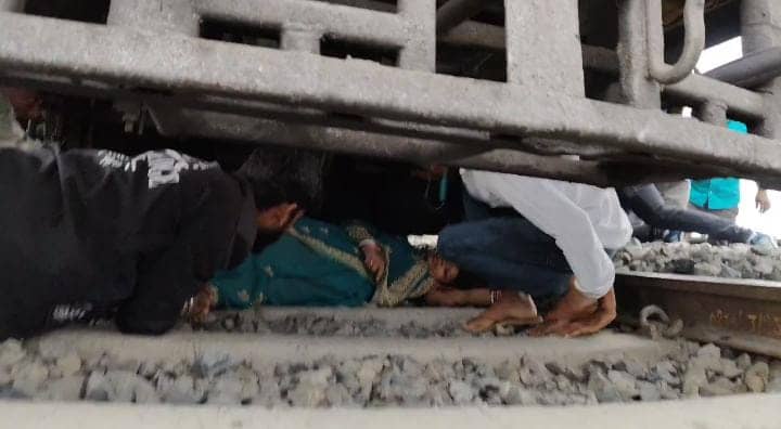 हाथ में आधार कार्ड लिये चलती ट्रेन के सामने कूदी महिला, ट्रेन ड्राइवर ने लगाया इमरजेंसी ब्रेक, देखें वीडियो