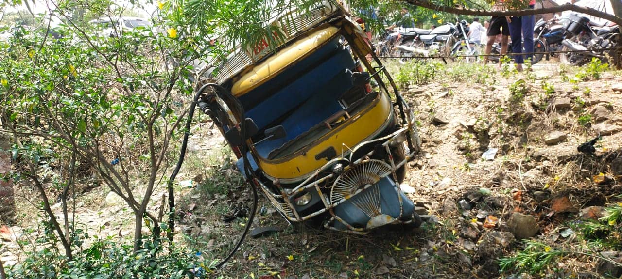 बोकारो: अनियंत्रित होकर सड़क किनारे पलटी ऑटो, दुर्घटना में चालक की मौत, चार लोग घायल