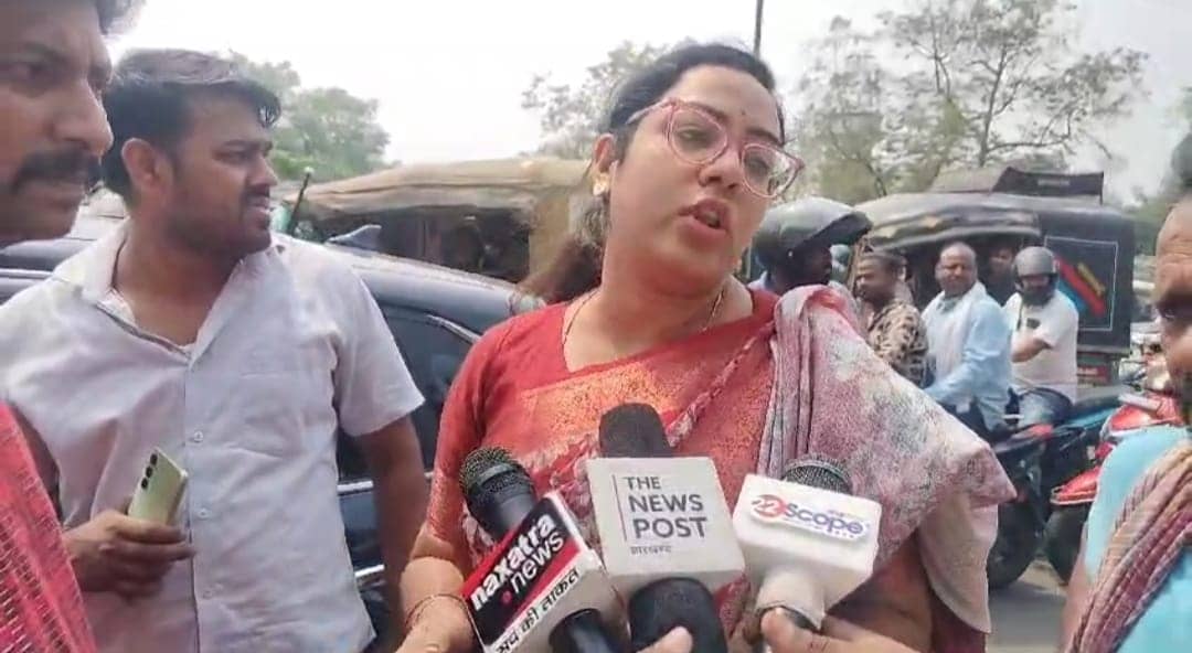 Big Breaking: धनबाद में स्कूली बच्चे के अपहरण की कोशिश, भीड़ ने ड्राइवर को पकड़कर कर दी पिटाई