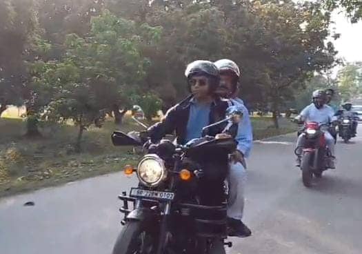 अचानक बाइक से दियारा क्षेत्र का निरीक्षण करने पहुंचे बेतिया डीएम, मच गया हड़कंप