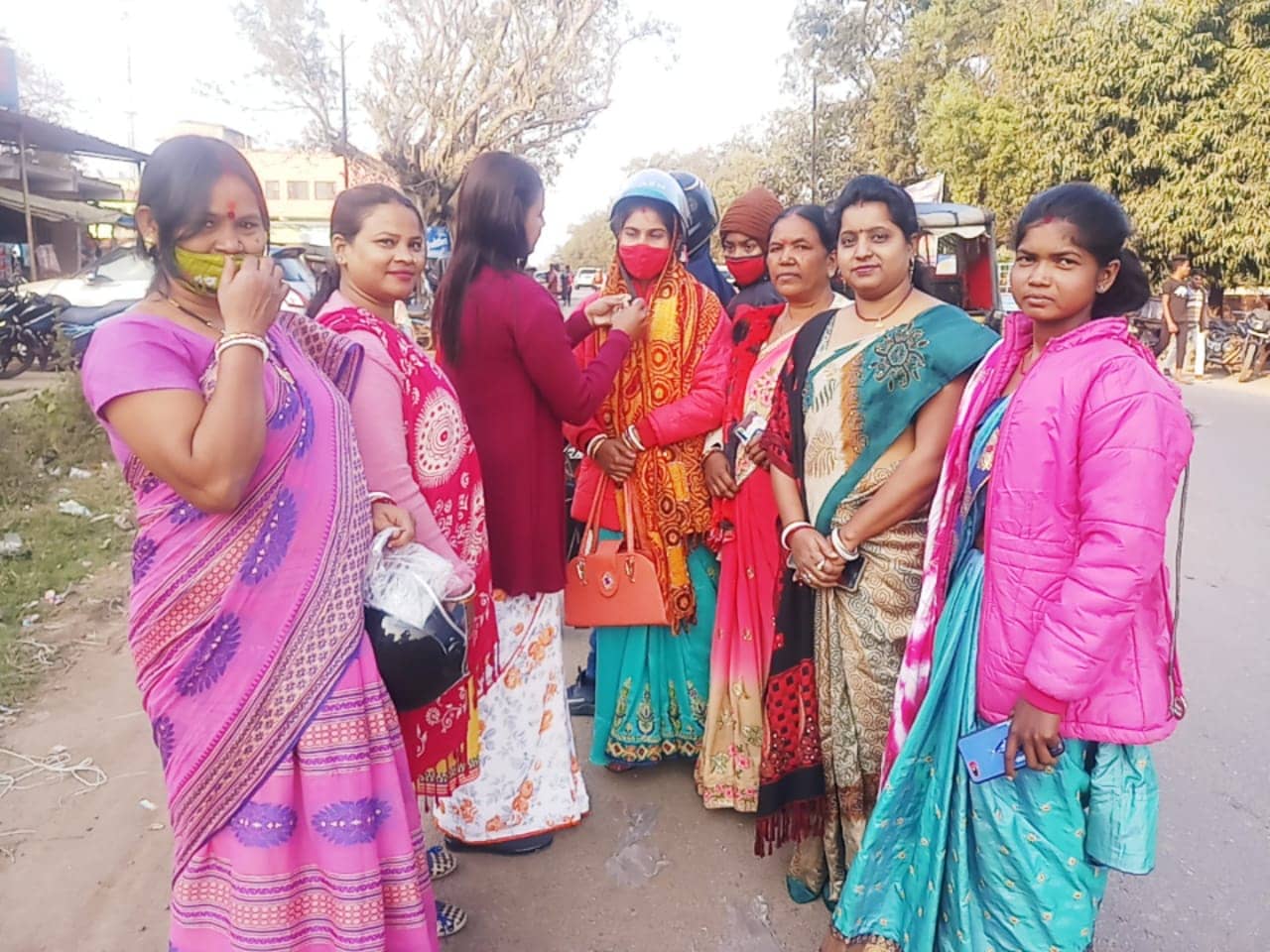 सड़क सुरक्षा जागरूकता के साथ भाजपा महिला मोर्चा ने किया नि:शुल्क हेलमेट का वितरण