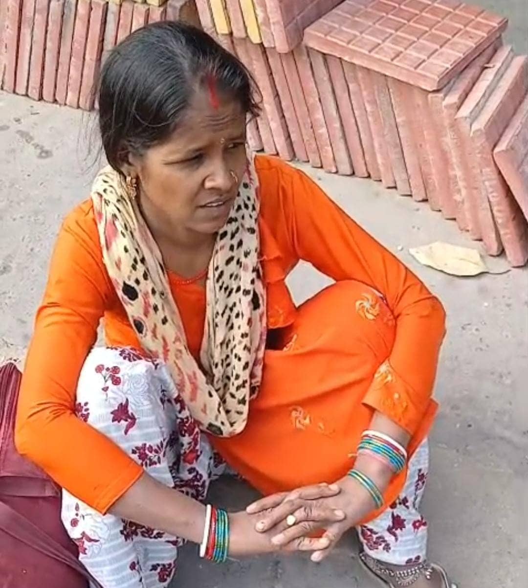 चलती ट्रेन में चढ़ने के दौरान गिरी महिला, RPF ने ऐसी बचाई जान, घटना CCTV में कैद