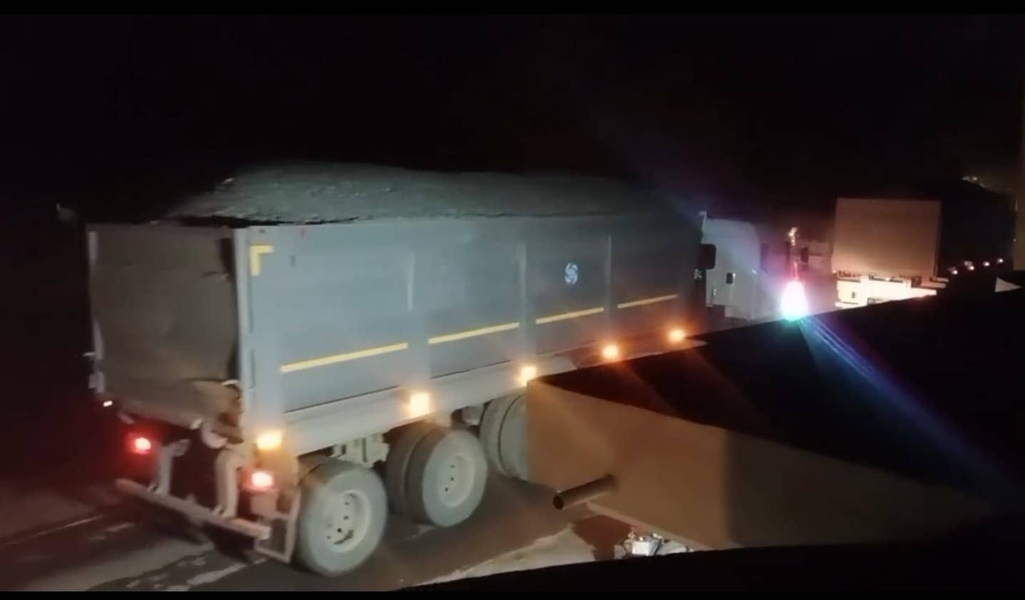 पाकुड़-साहिबगंज बॉडर के पत्थर मंडी से हो रही गिट्टी की तस्करी, माफियाओं के सिर पर पुलिस और दबंगों का हाथ