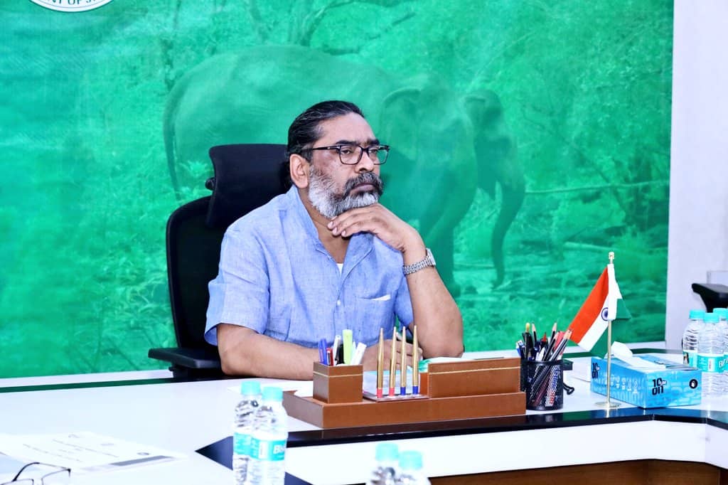 आखिर गुस्से में क्यों हैं राज्यभर के गुरुजी, झारखंड सरकार को क्यों पढ़ा रहे सुधर जाने की पाठ, जानिए क्या है पूरा मामला