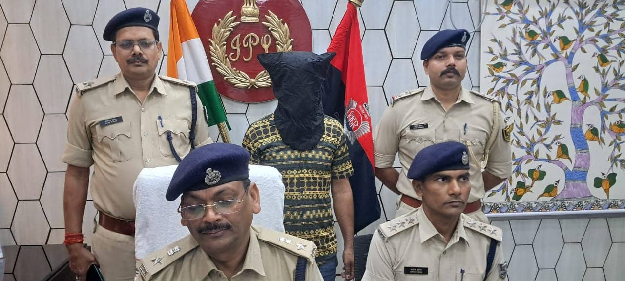 Bihar News: 50 हजार रुपये का इनामी अपराधी चढ़ा पुलिस के हत्थे, कई संगीन मामलों में था आरोपी