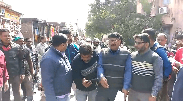 चाहरदिवारी निर्माण के विरोध में दुकानदारों का प्रदर्शन, विधायक के हस्तक्षेप के बाद निर्माण पर रोक