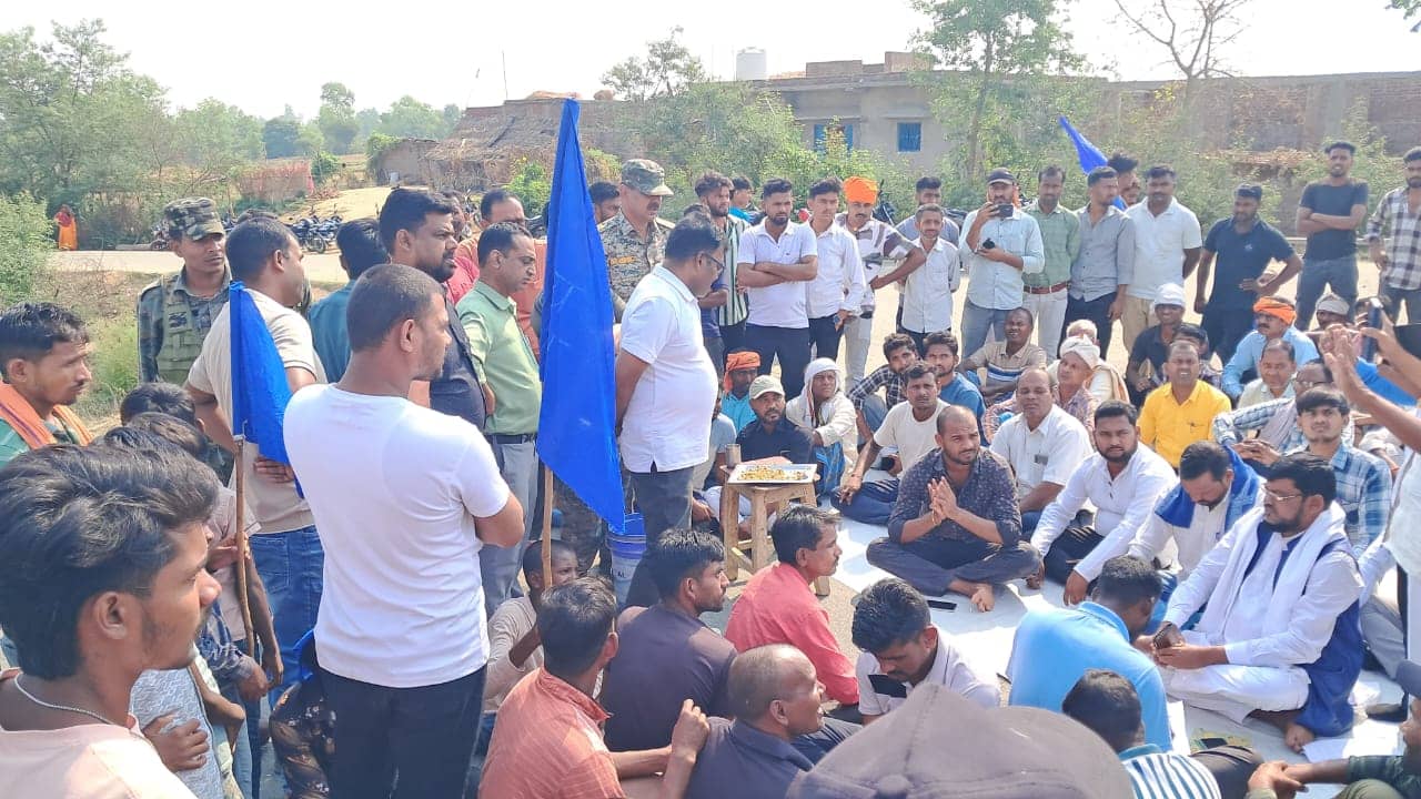 हुसैनाबाद में भीमराव अम्बेडकर जयंती पर स्थापित प्रतिमा की चोरी, आक्रोशित लोगों ने किया सड़क जाम