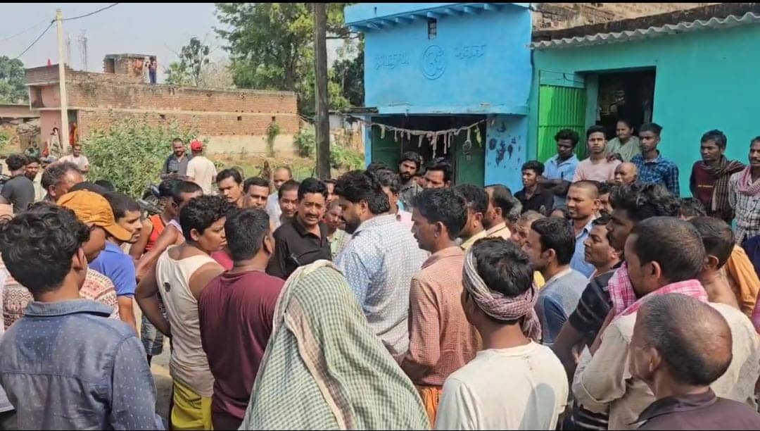 गोड्डा: सड़क दुर्घटना में ट्रक चालक की मौत, शव के साथ परिजन ट्रक मालिक के घर के बाहर बैठे धरना पर