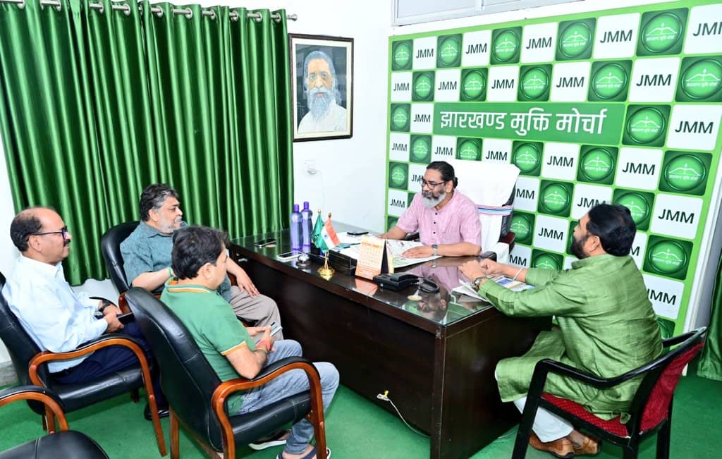 केंद्रीय अध्यक्ष बनने के बाद पहली बार झारखंड मुक्ति मोर्चा के कार्यालय पहुंचे हेमंत सोरेन, इन एजेंडों पर हुई चर्चा