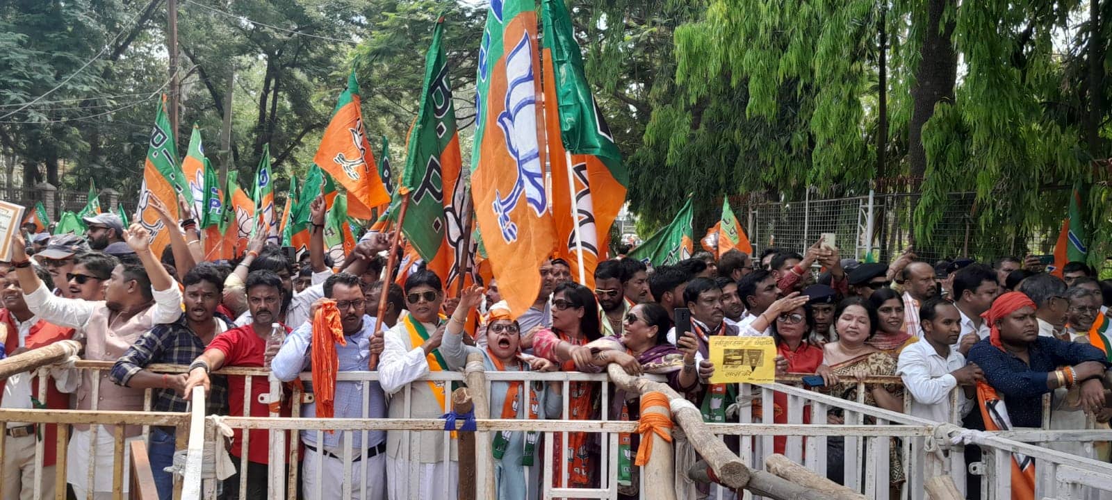 मंत्री हफीजुल हसन के खिलाफ रांची में भाजपा का प्रदर्शन, राज्यपाल को ज्ञापन सौंप बर्खास्ती की मांग