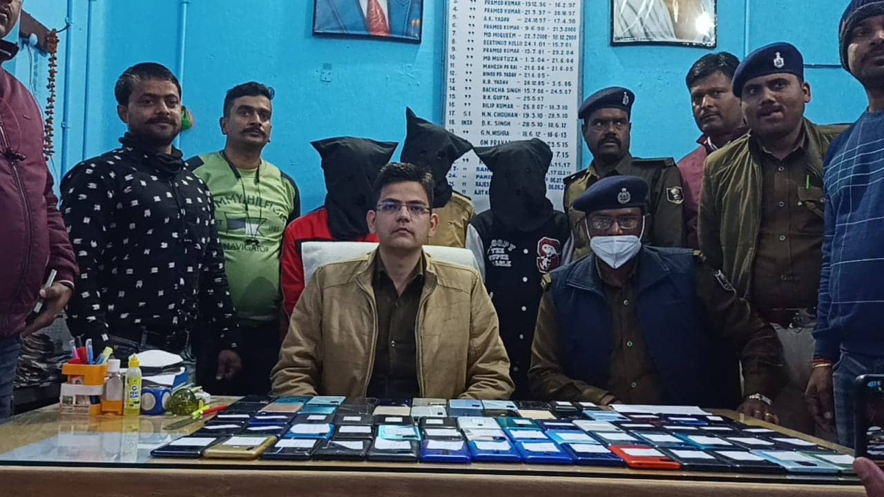थैले में चोरी का मोबाइल बेच रहे तीन अपराधी गिरफ्तार, 8 लाख के 66 मोबाइल जब्त   