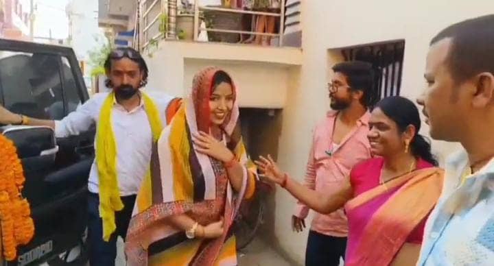 पवन सिंह की पत्नी ज्योति सिंह ने बढ़ाई राजनीतिक हलचल, इस सीट से विधानसभा चुनाव लड़ने की चर्चा तेज, पढ़ें किसका बिगड़ सकता है गेम