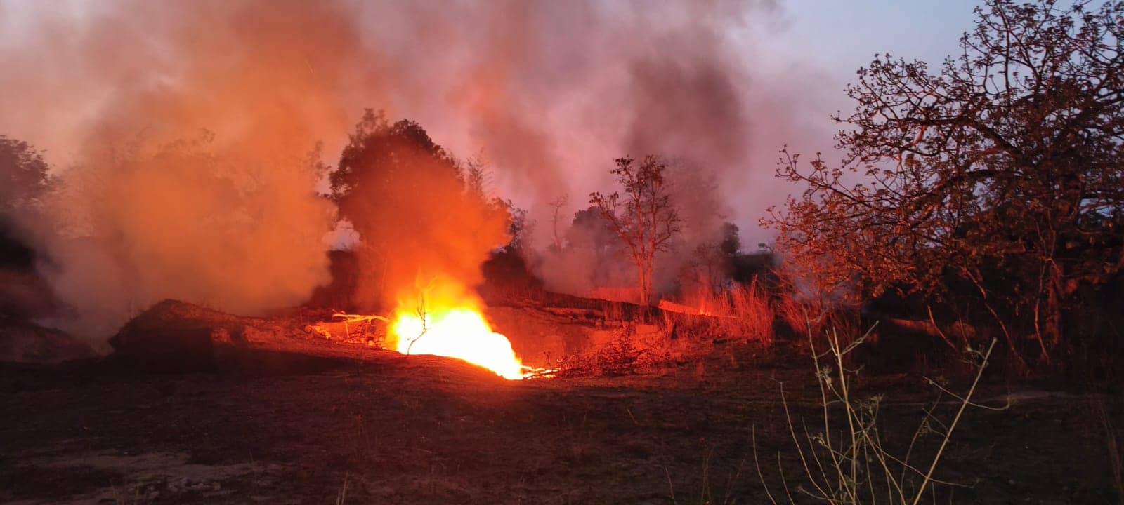 दो दिन से रजरप्पा में धधक रही आग का दायरा बढ़ा, ग्रामीण परेशान, जिला प्रशासन व सीसीएल प्रबंधन नहीं ले रहे संज्ञान