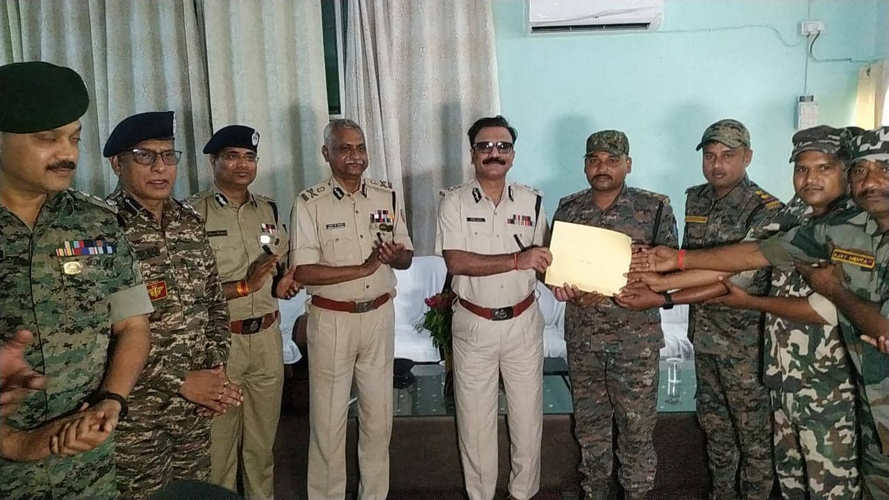 Bokaro Encounter: ऑपरेशन दाकाबेडा की सफलता पर डीजीपी ने कई पुलिसकर्मियों को किया सम्मानित, जानिए नक्सलियों को क्या दी चेतावनी 