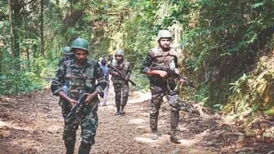 10 हजार जवानों ने नक्सलियों को घेरा, हेलीकॉप्टर से बरसाई जा रही गोलियां