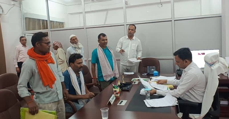 हुसैनाबाद अनुमंडल भवन में संचालित हुआ कैंप कार्यालय, डीसी ने सुनी लोगों की फरियाद