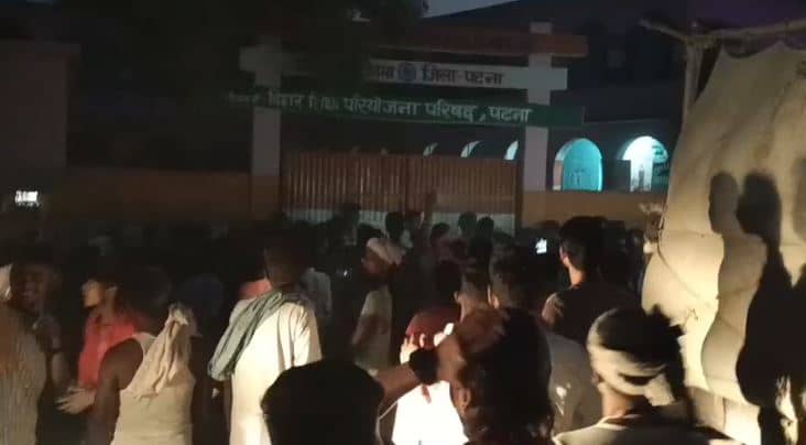 बच्चों के लिए मध्याह्न भोजन बना आफत! MDM में मिला सांप, दर्जनों बच्चे बीमार, स्कूल में ताला लगाकर शिक्षक फरार