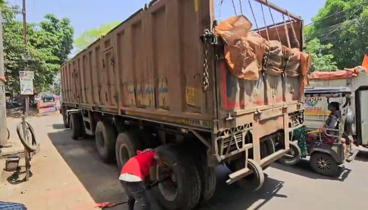 शहर के बीचों-बीच ओवरलोड बालू लदे ट्रक का चक्का हुआ खराब, खनन निरीक्षक ने किया जब्त