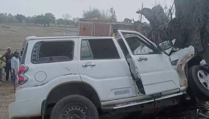 BREAKING: चतरा में भीषण सड़क हादसा, पेड़ से टकराई स्कॉर्पियो, तीन लोगों की मौत, सात घायल