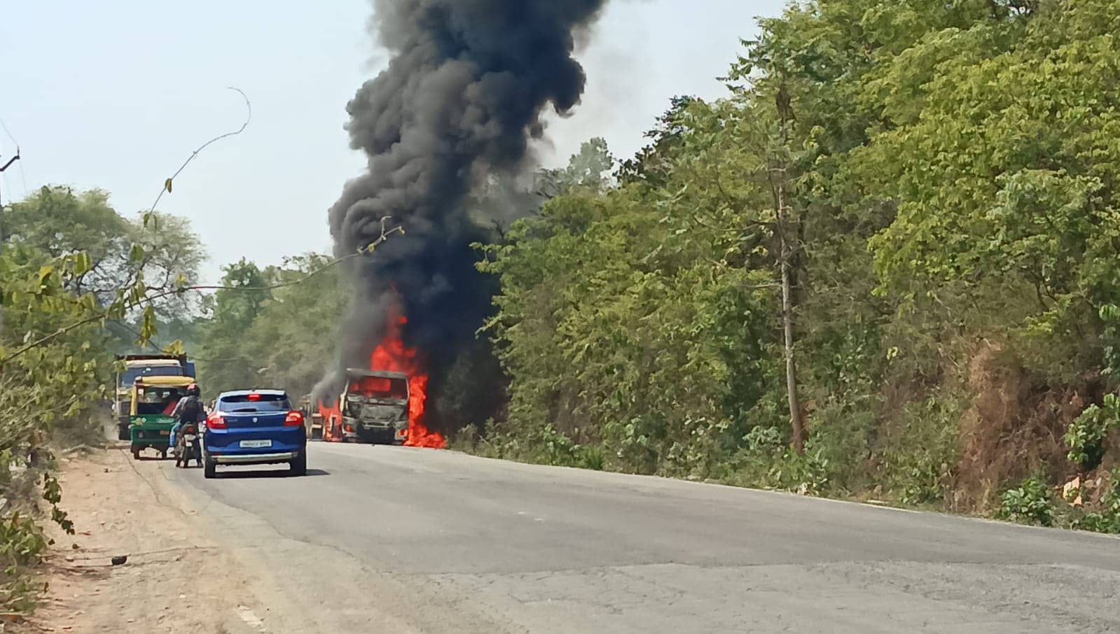 सरायकेला: अचानक आग के गोले में तब्दील हुआ ट्रेलर, वाहन छोड़ कर फरार हुआ ड्राइवर,आग बुझाने में लगा प्रशासन