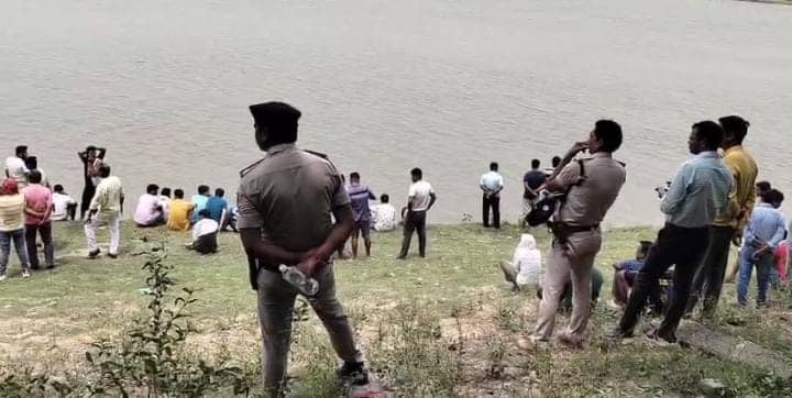 दुखद! स्नान के दौरान पिता और दो बच्चे की डूबने से मौत, परिवार में मची चीख-पुकार