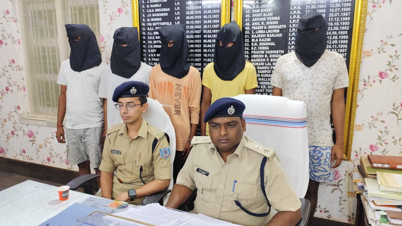 साइबर अपराध का किंगपिन सहयोगियों के साथ पहुंचा सलाखों के पीछे, जानिए कैसे बीटेक पास कर अपराध की दुनिया में रखा कदम, अर्जित की करोड़ों की संपत्ति