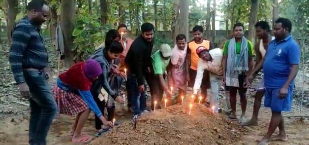 दो भालू की लड़ाई में एक की हुई मौत , सम्मान के साथ वन विभाग ने दफनाया