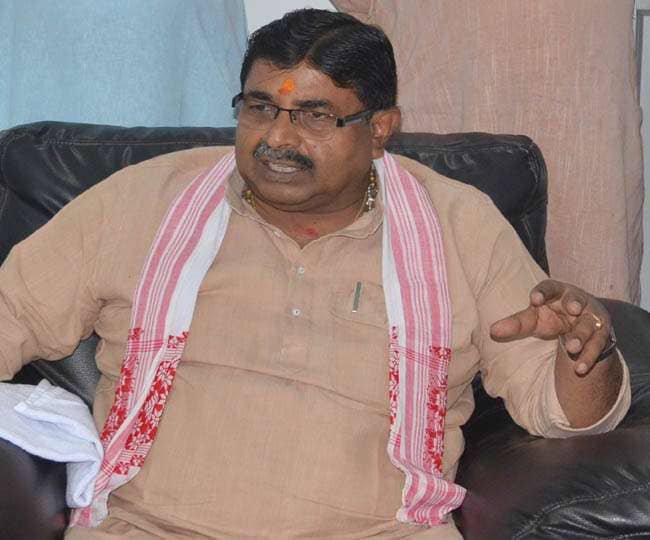 पूर्व सांसद के कार पर प्रदर्शकारियों का हमला , जान बचाकर थाने में ली शरण, चालक और बॉडीगार्ड की पिटाई