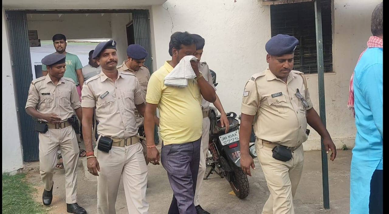 Breaking: साढ़े तीन हजार रुपए रिश्वत लेते गोमिया शिक्षा विभाग के लेखपाल गिरफ्तार, एसीबी धनबाद टीम ने रंगे हाथ पकड़ा