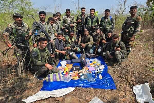 Big Breaking: पलामू में मुठभेड़, पुलिस को भारी पड़ता देख भागे नक्सली, भारी मात्रा में नक्सल सामग्री बरामद