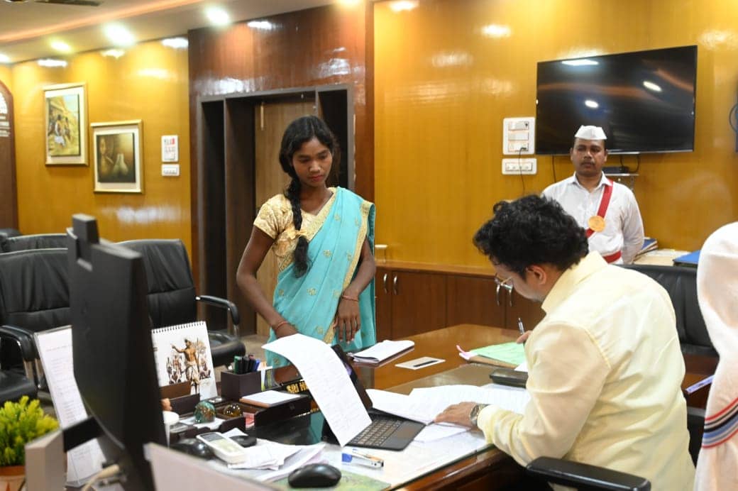 साहिबगंज डीसी हेमंत सत्ती ने जनता दरबार लगाकर सुनी आम लोगों की समस्याएं, विभागीय अधिकारियों में हड़कंप