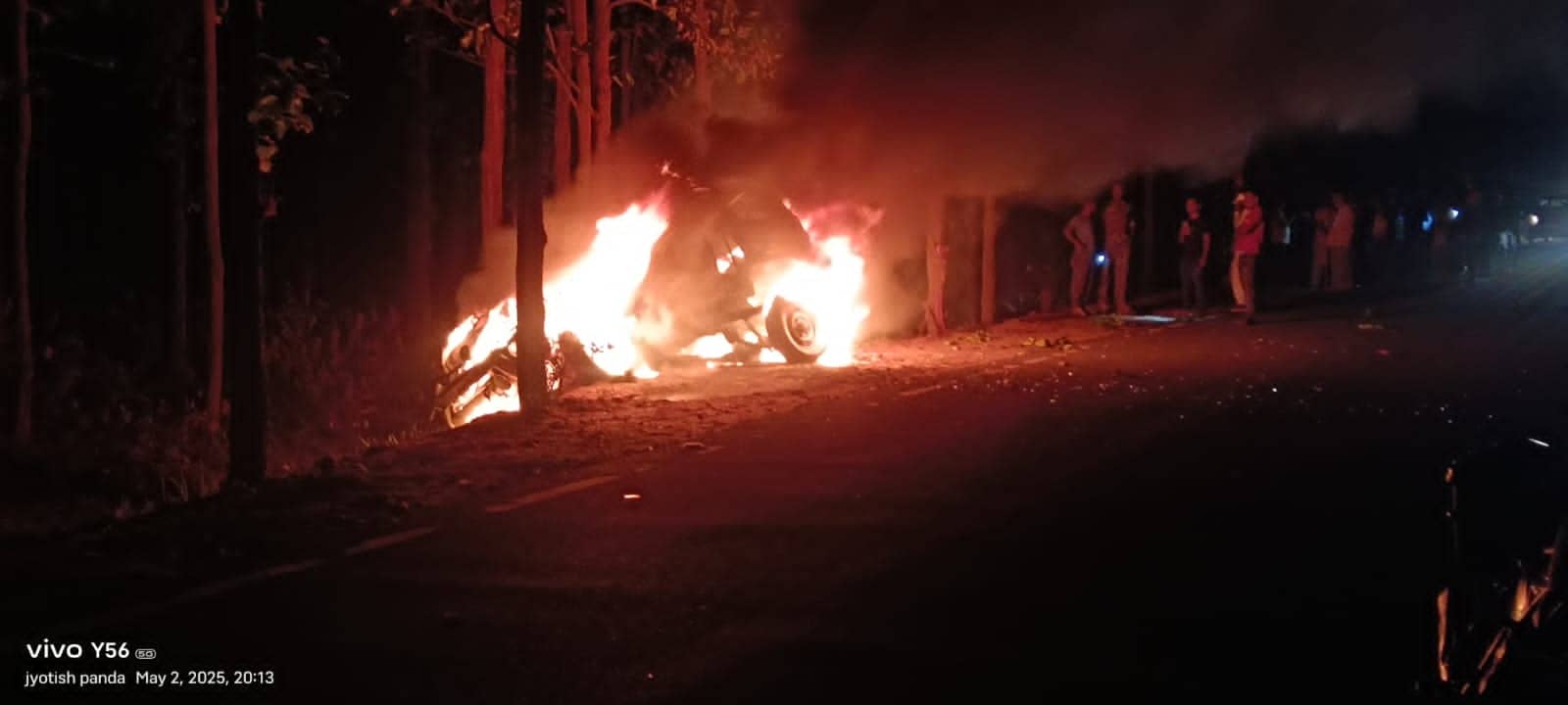 पेड़ से टकराते ही धधक उठा बोलेरो, गाड़ी में छह लोग थे सवार, जानिए फिर क्या हुआ ....