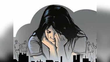 इलाज कराने पहुंची नाबालिग लड़की से डॉक्टर ने की छेड़खानी, मामला पता चलने पर लोगों ने जमकर की कुटाई, फिर ....