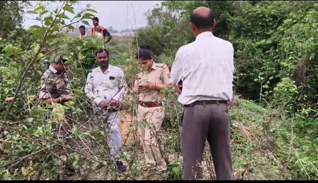 धनबाद का राजगंज : पति पर शक का भूत सवार हुआ तो आधी रात को पुलिस पहुंची जंगल, गड्ढे से खोद कर निकाला शव 